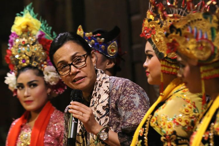 Menteri Keuangan Sri Mulyani (tengah) memberikan sambutan di antara para penari Gandrung saat melakukan kunjungan untuk mengetahui kesiapan Banyuwangi menyambut Annual Meeting IMF-World Bank, di Banyuwangi, Jawa Timur, Kamis (1/3/2018). Annual Meeting IMF-World Bank akan dihadiri sedikitnya 18.000 anggota delegasi dari 189 negara di Bali pada Oktober 2018.