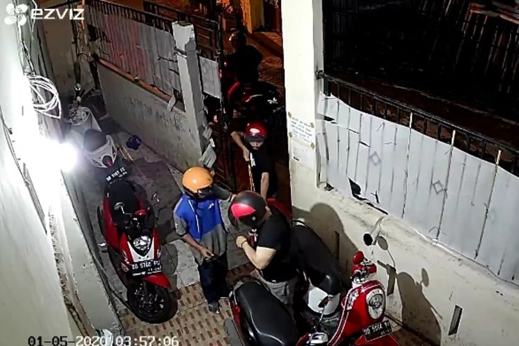 Capture rekaman CCTV driver ojol yang dipaksa menyerahkan barangnya kepada kawanan begal di Jalan Traktor IV, Kecamatan Tamalate, Makassar, Minggu (5/1/2020).