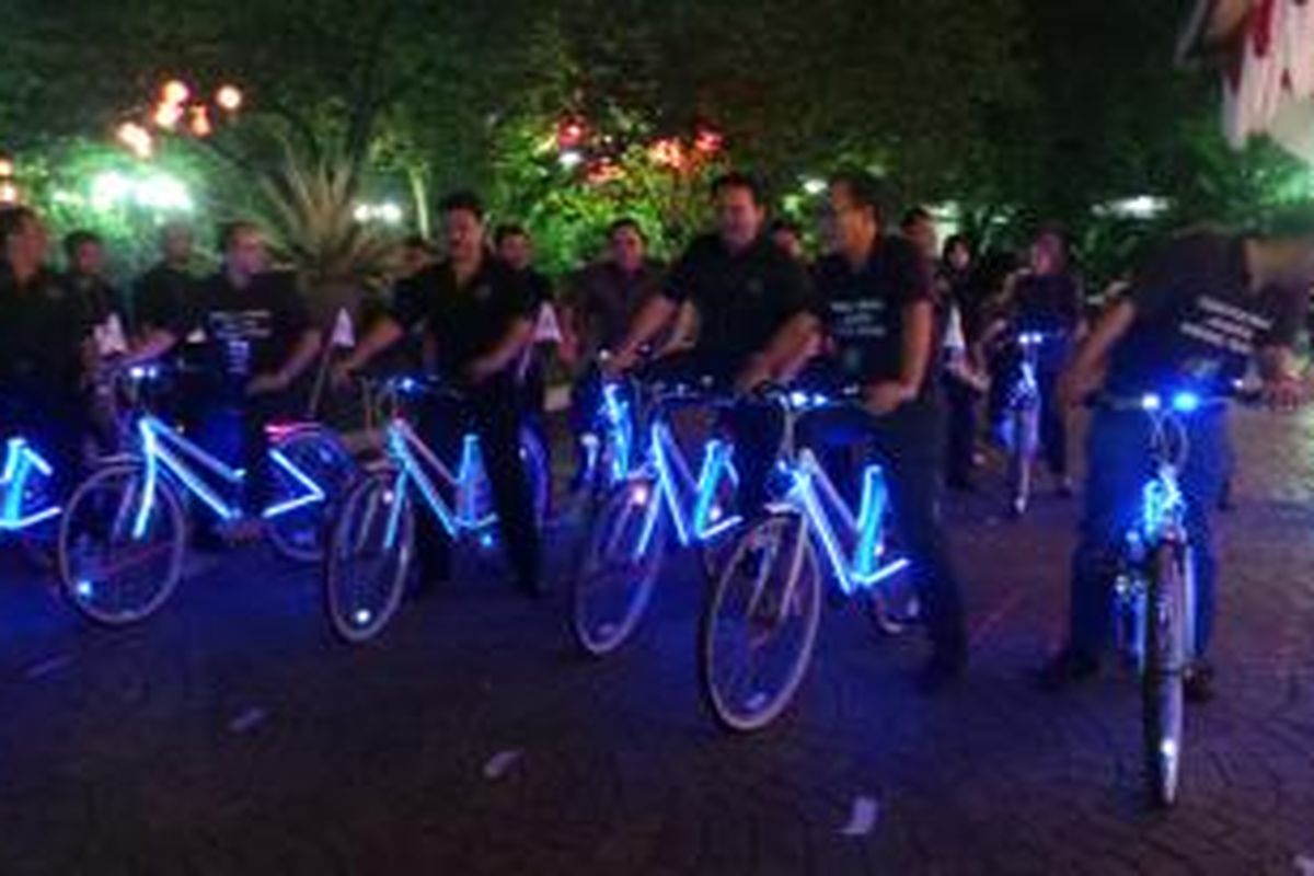 Plt Gubernur DKI Basuki Tjahaja Purnama bersepeda dari Balai Kota ke Bunderan HI untuk mengawali Jakarta Festival Night, Sabtu (21/6/2014) malam.