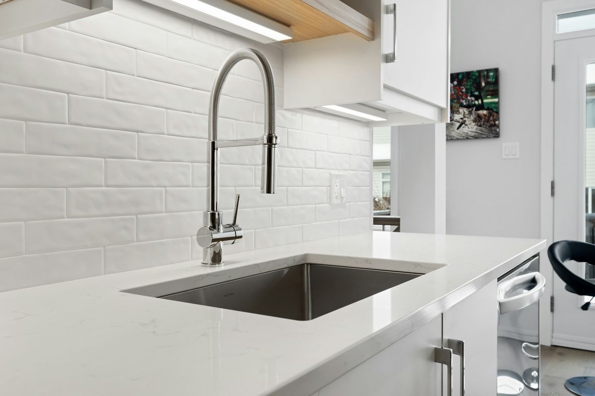 Perbedaan Mendasar Wastafel Dapur dan Kamar Mandi: Fungsi hingga Desain