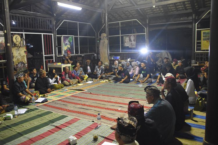 Acara pelantunan tembang lintas budaya dihadiri oleh juru tembang dari Kabupaten Banyuwangi yang memiliki latar belakang budaya berbeda seperti Madura, Bali, Jawa Mataraman serta Using sebagai suku asli Banyuwangi pada Desember 2019 lalu