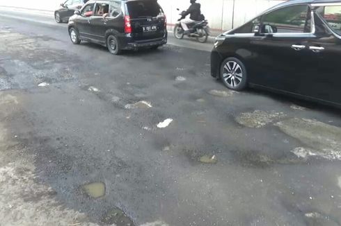 Jalan Berlubang di Rasuna Said, Pengendara Khawatir Bisa Bikin Kecelakaan