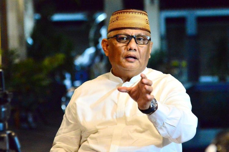 Gubernur Gorontalo, Rusli Habibie saat menggelar konferensi pers setelah Menteri Kesehatan, Letjen (Purn) Terawan Putranto menyetujui usulan Pemerintah Provinsi Gorontalo untuk menerapkan Pembatasan Sosial Berskala Besar (PSBB).