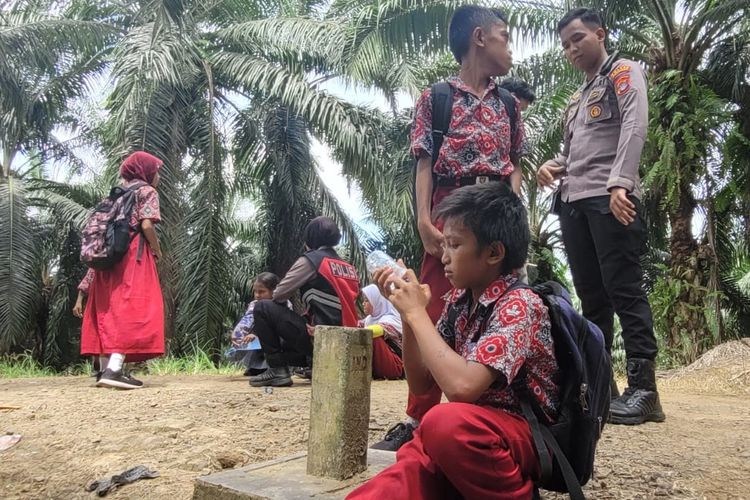 Cerita Belasan Anak TKI Malaysia berjalan 10 Km Menuju Sekolah di Sebatik