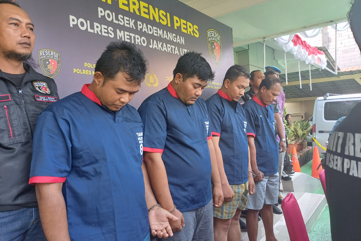 Empat pelaku penganiayaan yang berprofesi sebagai petugas keamanan Taman Impian Jaya terhadap pria bernama Hasanudin. Mereka dihadirkan dalam jumpa pers di Polsek Pademangan pada Kamis (3/8/2022). 