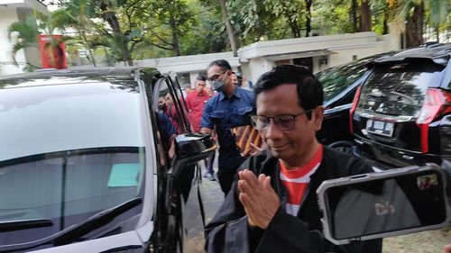 Pakai Baju Adat Madura, Mahfud Datangi Posko Relawan Sebelum Debat Cawapres