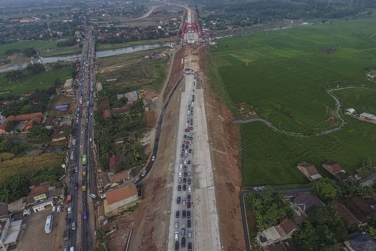 Foto udara kendaraan terjebak kemacetan di jalur tol fungsional Batang-Semarang, Batang, Jawa Tengah, Senin (11/6). Kemacetaan disebabkan adanya antrean kendaraan yang diarahkan keluar dari tol fungsional karena pembangunan Jembatan Kalikuto belum rampung dan dijadwalkan baru akan selesai pada H-2 lebaran. ANTARA FOTO/Muhammad Adimaja/kye/18 