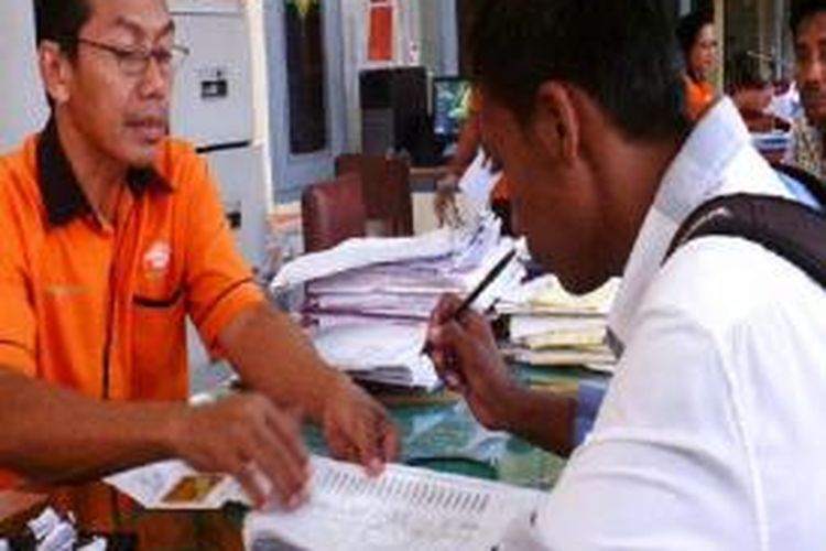 Suasana pembagian bantuan langsung sementara masyarakat di Kantor Pos dan Giro Cabang Ambon, Senin (9/7/2013)