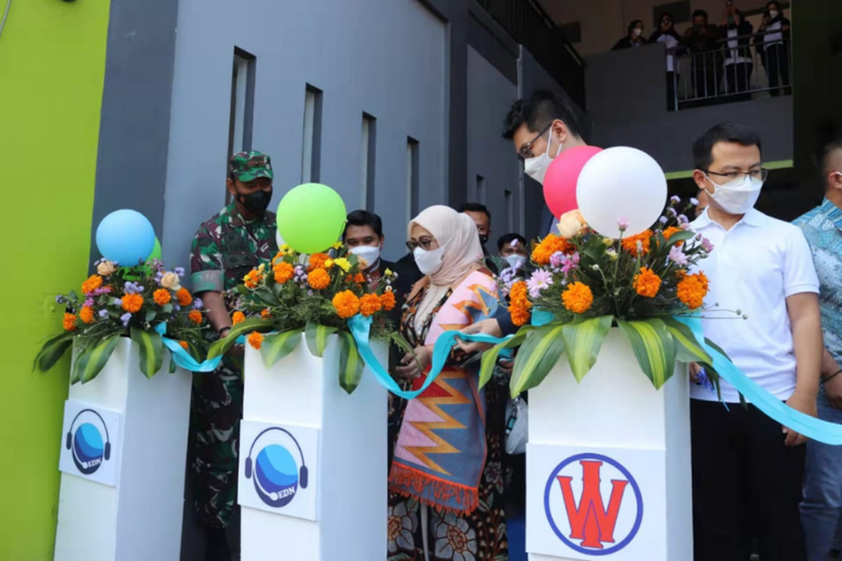 Putri sulung Wapres RI Siti Marifah Ma'ruf Amin meresmikan grand openingEDN Call Center. 