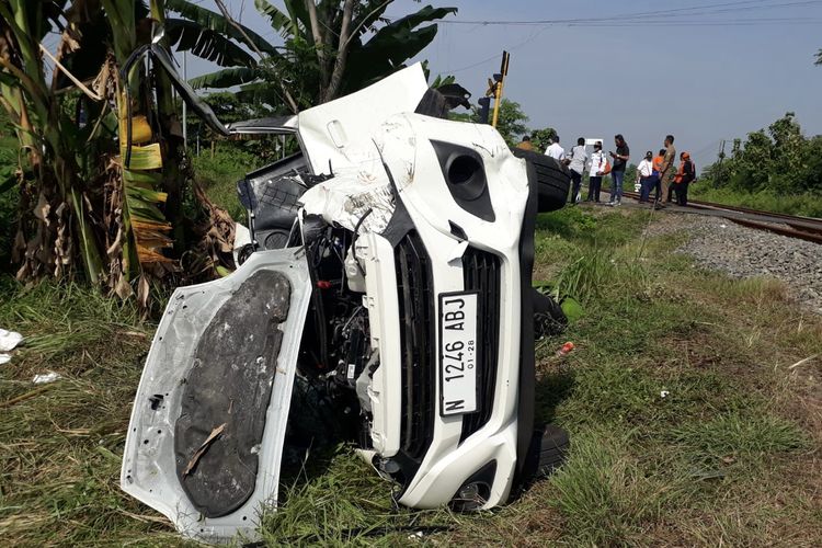 Mobil dinaiki satu keluarga tabrak kereta di Sidoarjo, Minggu (28/4/2024) malam.