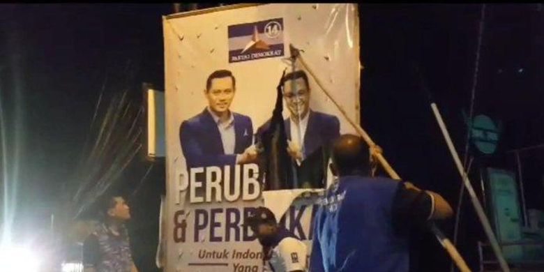 Sejumlah kader Partai Demokrat merusak baliho bakal calon presiden Anies Baswedan dengan Ketua Umum Demokrat Agus Harimurti Yudhoyono di Pati, Jawa Tengah, Kamis malam (31/8/2023).