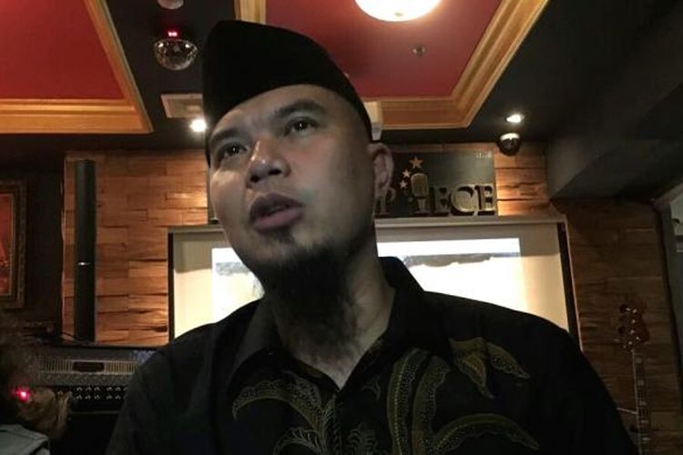 Artis musik Ahmad Dhani saat diabadikan di Sarinah, Thamrin, Jakarta Pusat, Selasa (14/2/2017) malam.