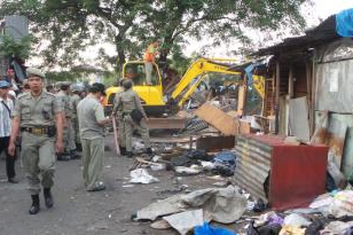 Petugas Satpol PP menertibkan gubuk PKL di Kali Baru, Jatinegara, Jakarta Timur, Rabu (13/8/2014) pagi