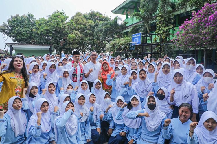 Pejabat (Pj) Gubernur Provinsi DKI Jakarta Heru Budi berfoto bersama kepala sekolah, guru dan murid SMP Negeri 193, Jumat (13/10/2023)