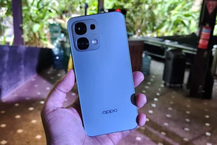 Oppo A6 Pro 4G warna Titanium dalam acara peluncuran Oppo A6 Pro di Inner Circle SCBD, Jakarta Selatan, Selasa (7/10/2025).