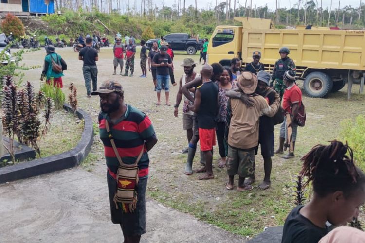 Pengungsi dari Distrik Paro setelah tiba di Kenyam, Nduga, Papua Pegunungan, Senin (31/2/2023). Mereka mengungsi untuk mengamankan diri dari gangguan KKB