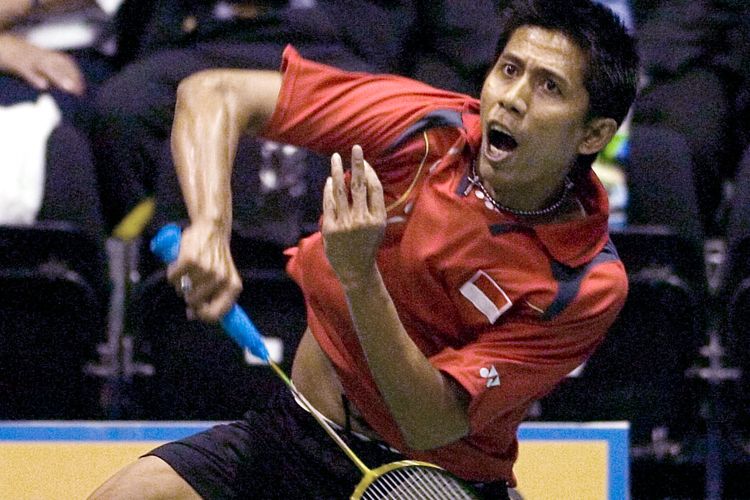 Nova Widianto setelah melepaskan smash dalam salah satu pertandingan nomor ganda campuran di Piala Sudirman, berpasangan dengan Liliyana Natsir. Gambar diambil pada 16 Juni 2007.