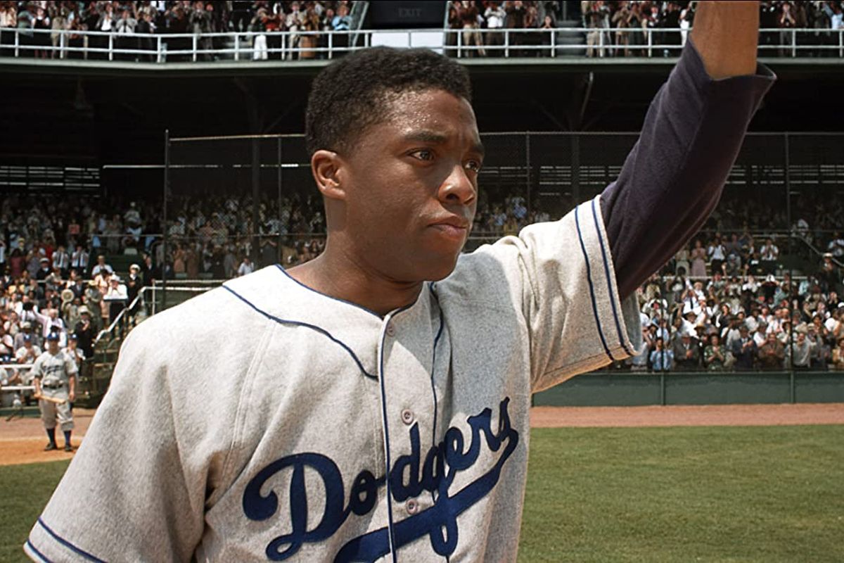 Chadwick Boseman berperan sebagai legenda bisbol Jackie Robinson dalam film 42.
