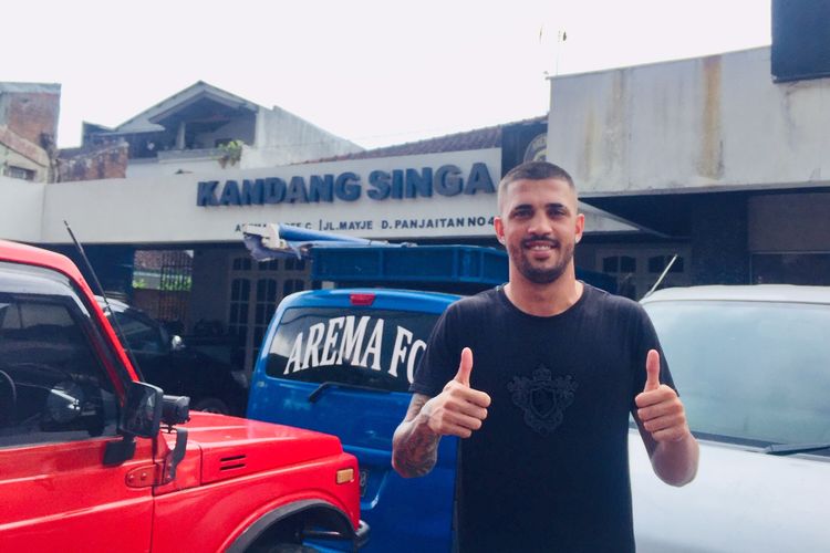 Pemain asing dari Brasil, Caio Ruan Lino Freitas seusai menandatangani kontrak dengan Arema FC.