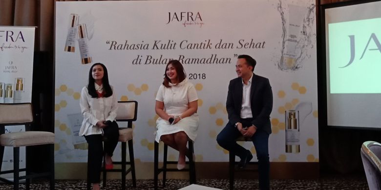 Dermatolog dr. Weny Yulisandrarini S. Ked, Beauty Training Manager Jafra Indonesia Febiolla Arlita Young dan Markering Manager Jafra Indonesia, M. Adri Rinaldi (paling kiri ke kanan) seusai talkshow di bilangan Kebayoran Baru, Jakarta Selatan, Rabu (23/5/2018).