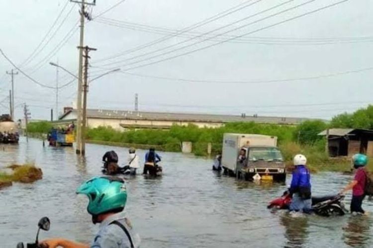 Banjir di Jalan Kaligawe Semarang, Jawa Tengah pada Selasa (8/10/2022)