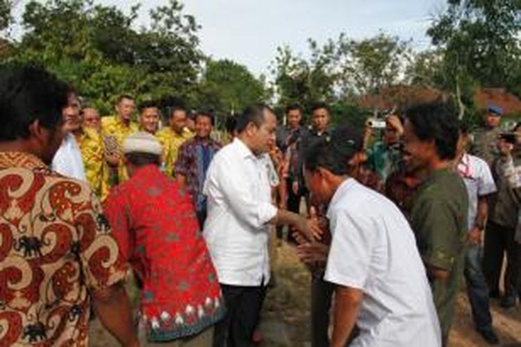 Menteri Desa, Pembangunan Daerah Tertinggal dan Transmigrasi Marwan Jafar saat blusukan di desa Sriwedari, Lampung, Jumat (5/12).