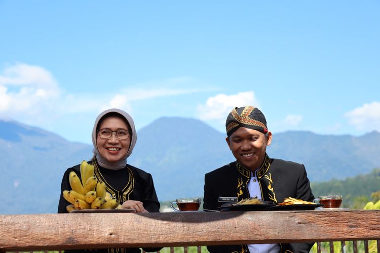 Bupati Lumajang Thoriqul Haq dan Wakil Bupati Lumajang Indah Amperawati mengenalkan Pisang Mas Kirana sebagai produk unggulan Lumajang