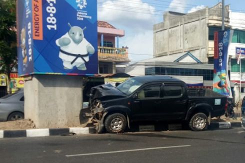 Satu Tiang LRT Palembang Dihantam Mobil Toyota Hilux