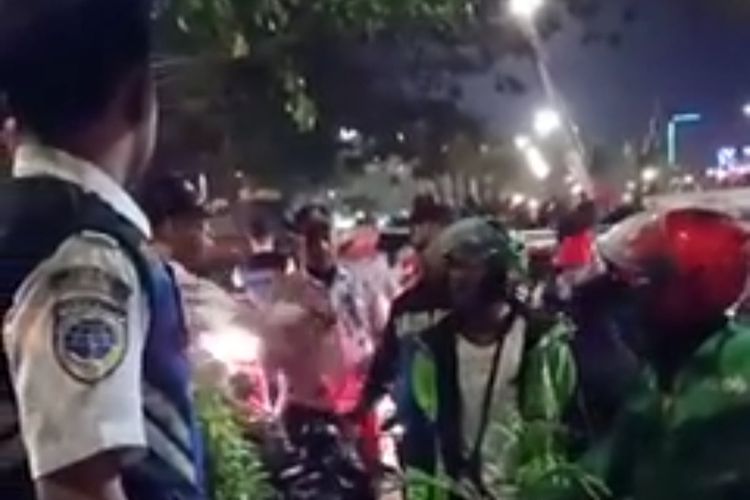 Petugas Dinas Perhubungan Kota Makassar yang terlibat keributan dengan Pengemudi Ojek Online di Jalan Penghibur Makassar, Sabtu (9/11/2019) malam.