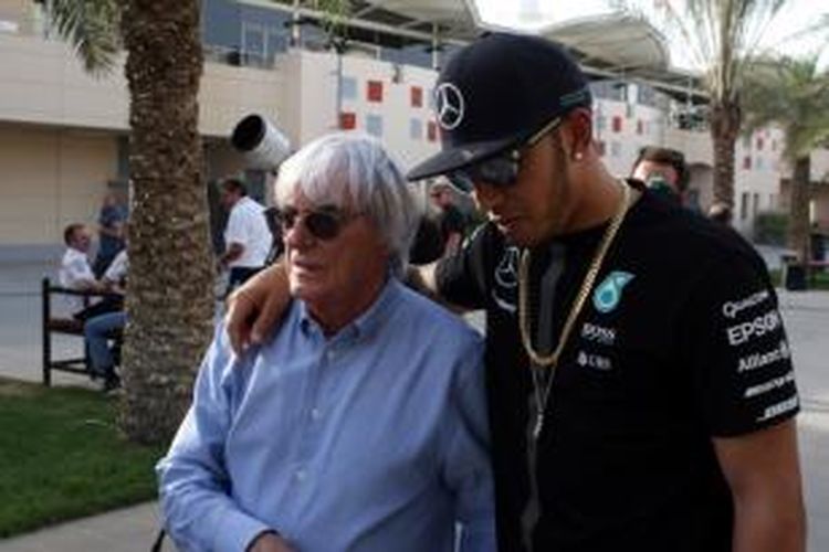 Bos Formula 1, Bernie Ecclestone (kiri), dan pebalap Mercedes asal Inggris, Lewis Hamilton.