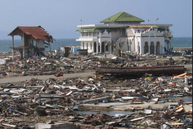 Sebuah masjid yang masih berdiri di tengah reruntuhan di Banda Aceh, pasca tsunami 2004.