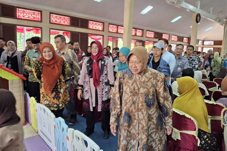 Menteri Sosial Tri Rismaharini saat kunjungan kerja ke Kabupaten Pandeglang, Jumat (14/6/2024).