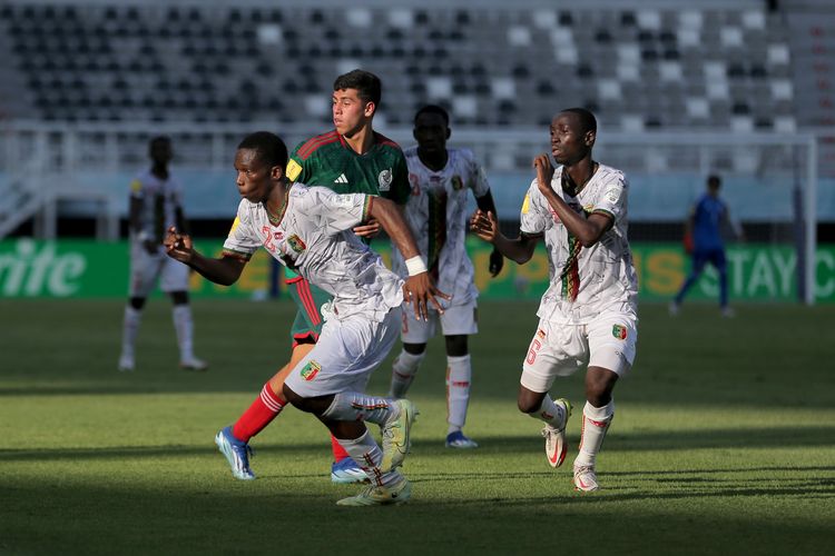 Pemain Timnas Mali (jersey putih) saat babak 16 besar Piala Dunia U17 2023 melawan Meksiko yang berakhir dengan skor 5-0 di Stadion Gelora Bung Tomo Surabaya, Jawa Timur, Selasa (21/11/2023) sore.