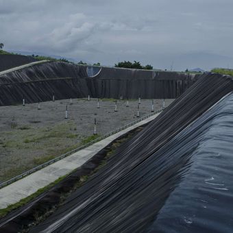 Warga mengambil gambar suasana proyek Tempat Pengolahan dan Pemrosesan Akhir Sampah (TPPAS) Regional Legok Nangka, Kabupaten Bandung, Jawa Barat, Minggu (20/2/2022). Proyek persampahan regional tersebut direncanakan akan melayani enam kota/kabupaten d Jawa Barat, yaitu Kota Bandung, Kabupaten Bandung, Kabupaten Bandung Barat, Kota Cimahi, Kota Garut, dan Kota Sumedang dengan target dapat beroperasi pada 2023 atau 2024.