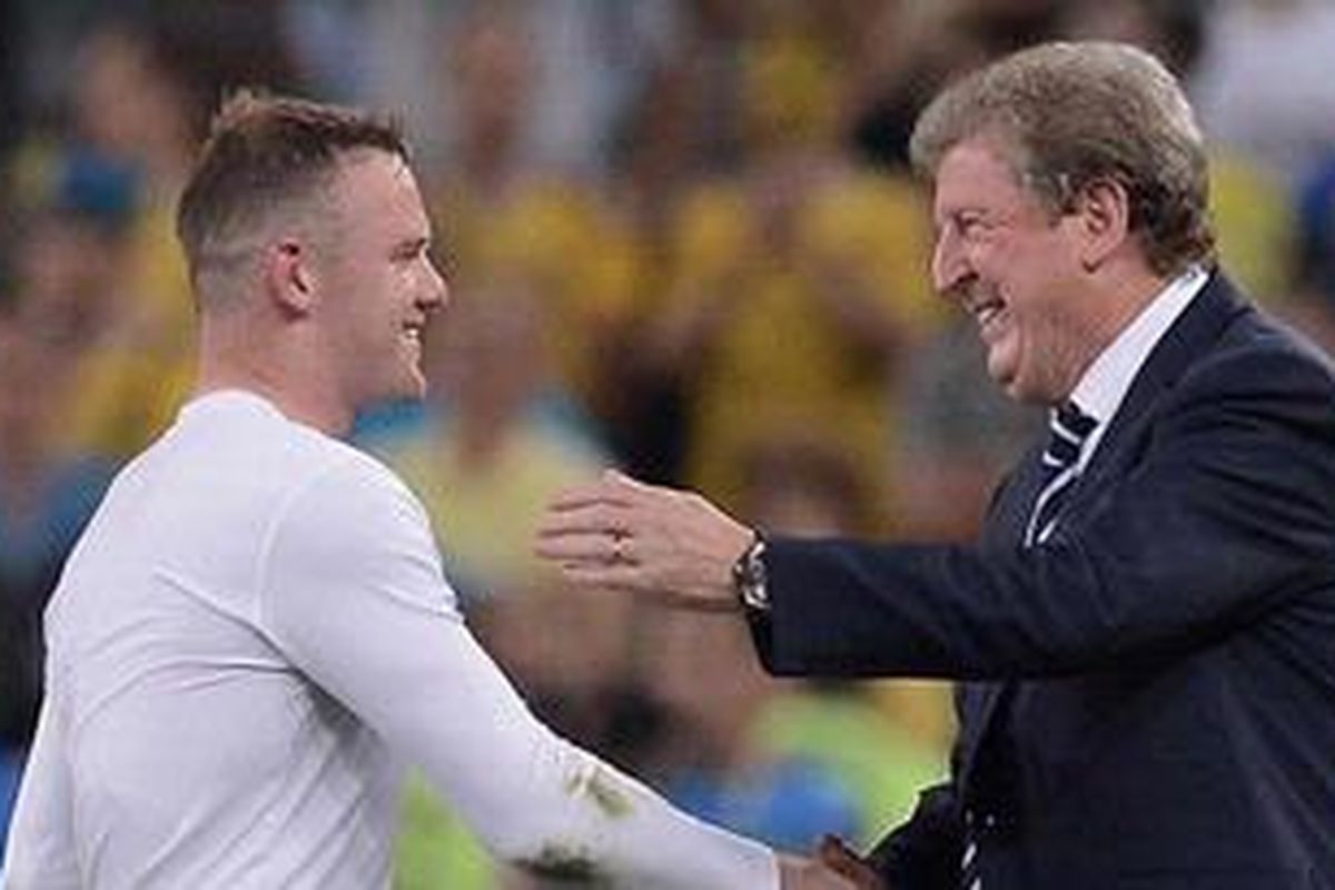 Pelatih Inggris Roy Hodgson (kanan) memberi selamat bombernya, Wayne Rooney, seusai memastikan kemenangan 1-0 Inggris atas tuan rumah Ukraina di Stadion Donbass Arena, Donetsk, Selasa (19/6/2012). 