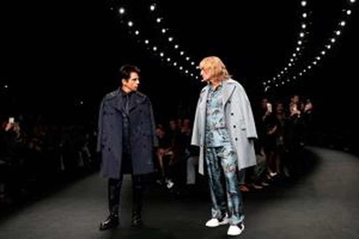 Aksi Ben Stiller dan Owen Wilson saat berjalan layaknya model di pergelaran Valentino saat pekan mode di Paris.