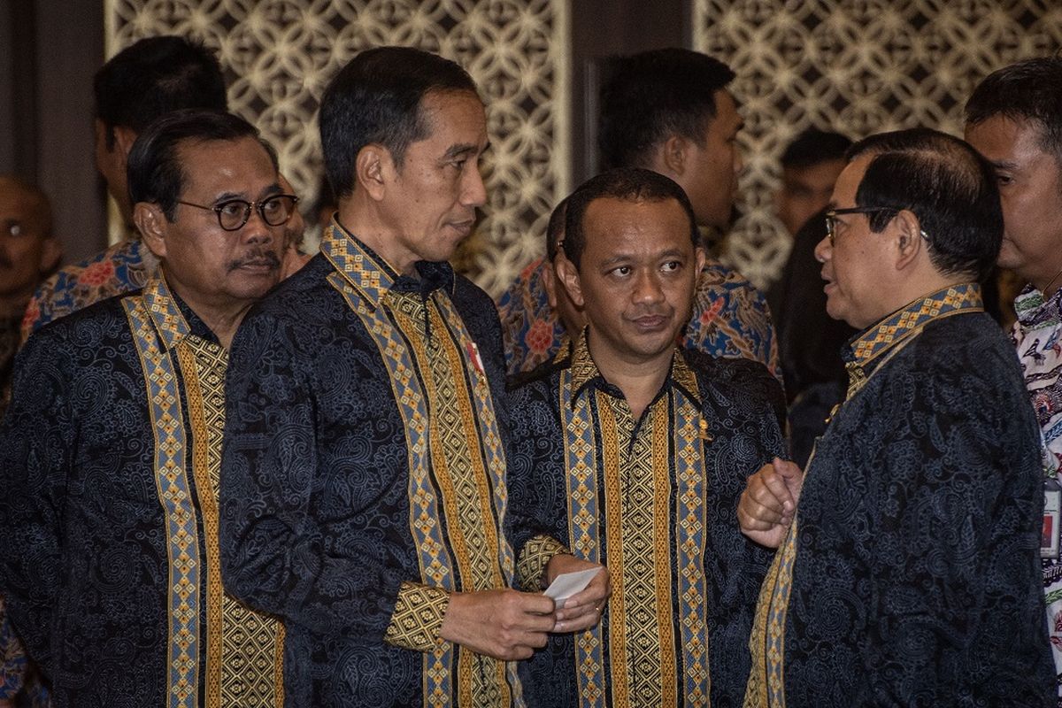 Presiden Joko Widodo (tengah) berbincang dengan Seskab Pramono Anung (kanan) disaksikan Ketum BPP HIPMI Bahlil Lahadalia (kedua kanan) dan Jaksa Agung HM Prasetyo (kiri) seusai membuka Musyawarah Nasional (Munas) Badan Pengurus Pusat Himpunan Pengusaha Muda Indonesia (BPP HIPMI) XVI 2019 di Jakarta, Senin (16/9/2019). Dalam kesempatan tersebut Presiden Joko Widodo meminta agar para pengusaha muda menjadi pembelajar dan inovatif, haus teknologi, serta berdaya saing global supaya menjadi tempat lahirnya New Emerging Multi National Business. ANTARA FOTO/Aprillio Akbar/pras.