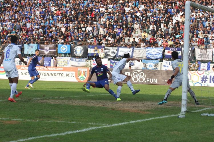 Laga PSIS Semarang vs Persib Bandung dalam lanjutan Liga 1 2019 di Stadion Moch. Soebroto, Magelang, 21 Juli 2019. 