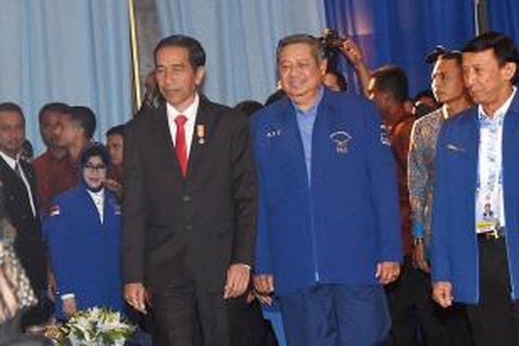 Presiden Joko Widodo bersama Ketua Umum Partai Demokrat Susilo Bambang Yudhoyono memasuki ruang Kongres IV Partai Demokrat di Hotel Shangri-La, Surabaya, Selasa (12/5/2015). Kongres dibuka oleh Presiden Joko Widodo.