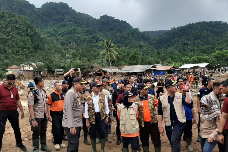 Kepala BNPB Doni Munardo dan Menko PMK Muhadjir Effendy saat meninjau lokasi banjir bandang di Kecamatan Lebakgedong, Kabupaten Lebak, Sabtu (4/1/2020).