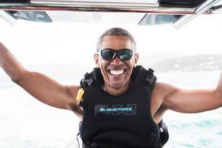 Barack Obama menjajal olahraga air kite surfing.