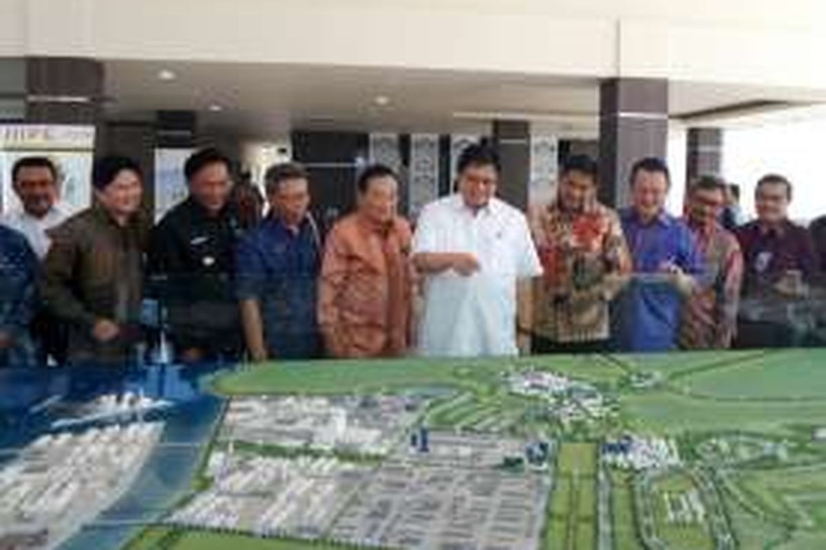 Menteri Perindustrian Airlangga Hartarto didampingi Dirjen Pengembangan Perwilayahan Industri (PPI) Kemenperin Imam Haryono bersama President Commissioner PT AKR Corporindo Tbk Soegiarto Adikoesoemo, Managing Director PT Berkah Kawasan Manyar Sejahtera (BKMS) Johannes, dan Bupati Gresik Sambari Halim Radianto melihat maket pembangunan kawasan industri Java Integrated Industrial Ports and Estate (JIIPE)  di Gresik, Jawa Timur