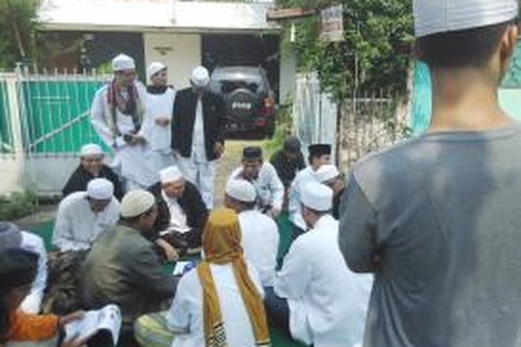 Sejumlah warga melakukan aksi di depan rumah yang diduga sebagai tempat kegiatan ajaran Ahmadiyah.