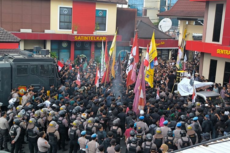 Demonstrasi elemen masyarakat Kabupaten Jember di Polres Jember, Sabtu (30/8/2025).