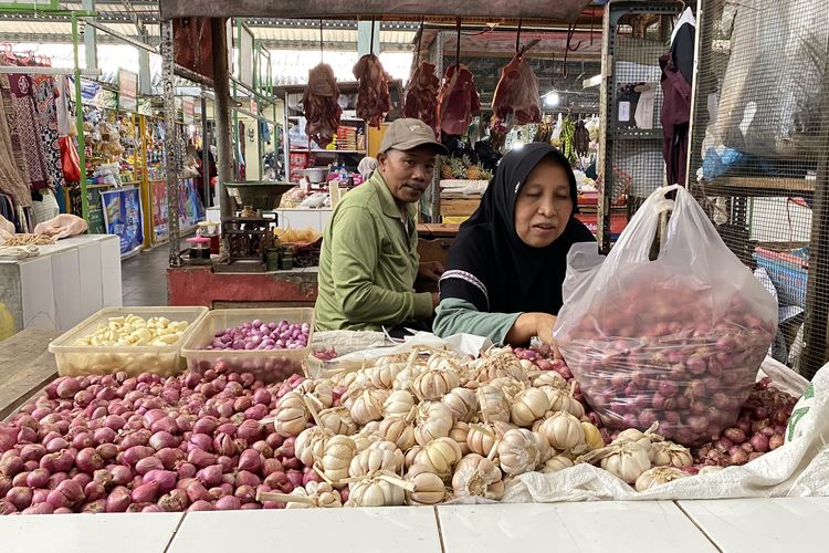 Jelang Idul Adha. Harga Bumbu di Malang Meroket, Omset Pedagang Terjun Payung