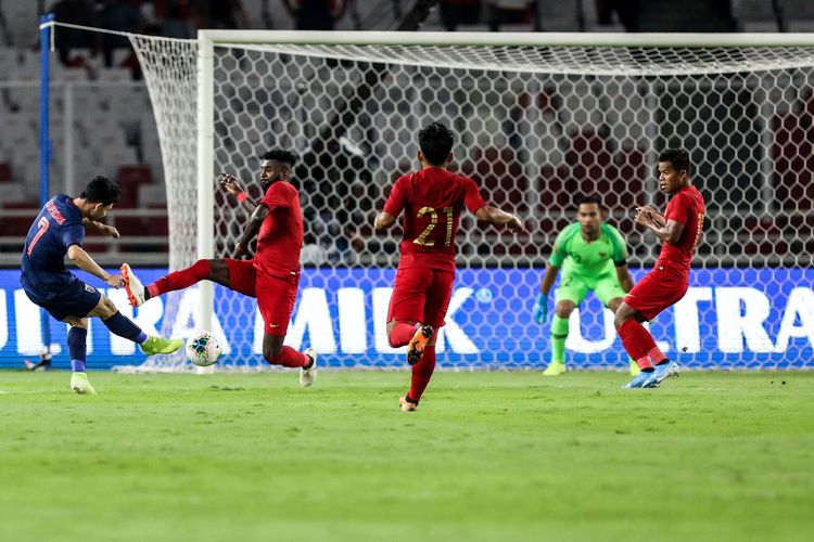 Pesepak bola timnas Thailand, Supachok Sarachat mencetak gol saat pertandingan Kualifikasi Piala Dunia 2022 Grup G Zona Asia di Stadion Gelora Bung Karno, Senayan, Jakarta, Kamis (10/9/2019). Tim nasional Indonesia menelan kekalahan dari Thailand dengan skor 0-3.