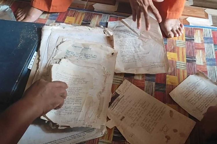 Dokumentasi tumpukan kertas lirik milik Carli, pencipta lagu asal Desa Benda, Kecamatan Karangampel, Kabupaten Indramayu, pada Rabu (9/10/2024) siang.