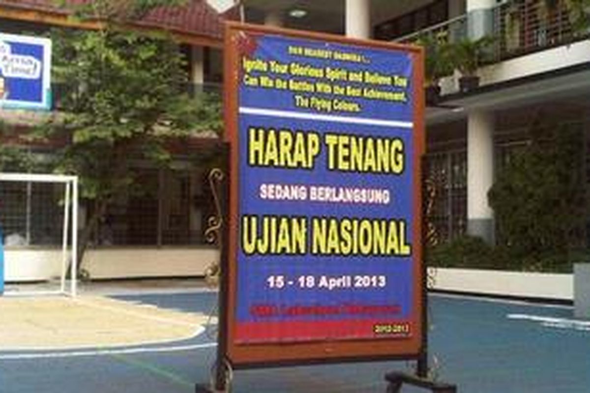 Susasana tenang ketika ujuan nasional tengah berlangsung di SMA Labschool, Kemayoran, Jakarta Pusat, Senin (15/4/2013)