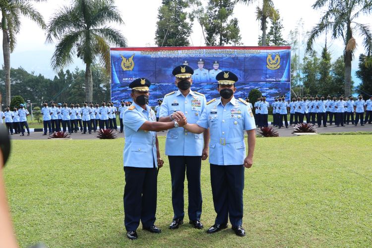 Kepala Staf Angkatan Udara (KSAU) Marsekal Fadjar Prasetyo melantik Marsekal Muda (Marsda) Minggit Tribowo menjadi Komandan Sekolah Staf dan Komando Angkatan Udara (Danseskoau) mengantikan Marsda Widyargo Ikoputra di Seskoau, Lembang, Bandung, Selasa (12/7/2022).
