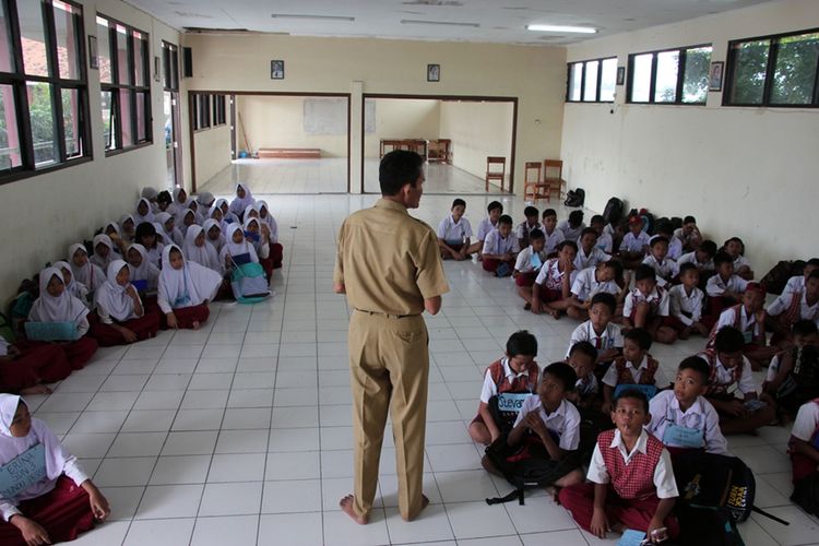 Wakil Kepala Sekolah Bagian Kesiswaan SMPN 18 Kota Cirebon, Muhamad Yusuf memberikan pengarahan kepada sejumlah siswa yang telah terdaftar di sekolah setempat, Selasa (18/7/2017). SMPN 18 adalah satu dari delapan SMPN di Kota Cirebon yang masih kekurangan siswa. Hingga Selasa siang baru terdapat 77 dari total yang dibutuhkan 224 siswa. 